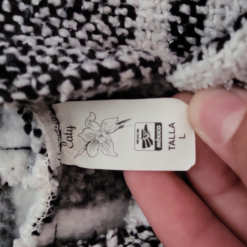 Sweaters - Picture 2 of 7
